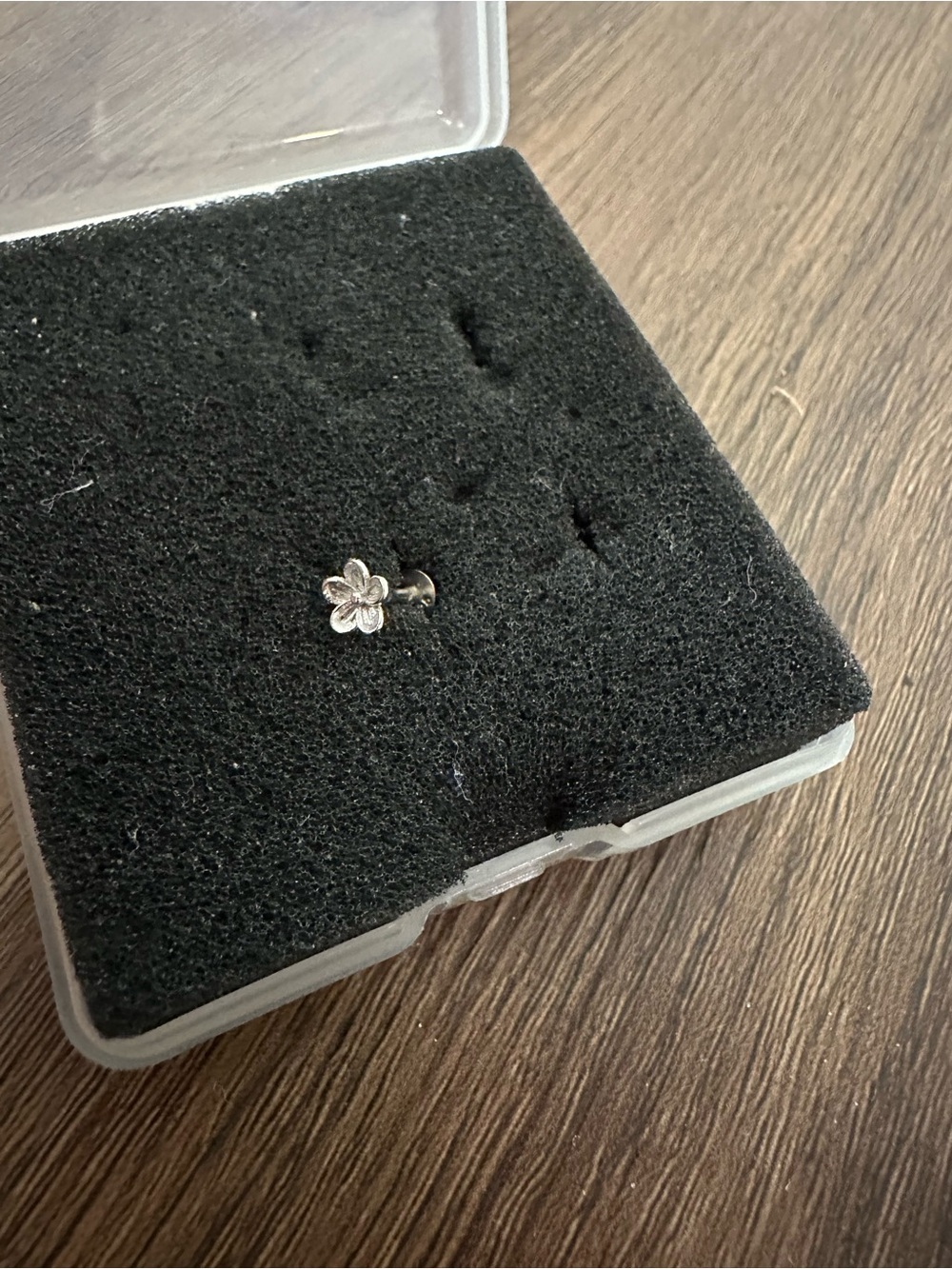 Flat back earring - Picture 3 of 6